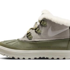 Nike Women's woodside chukka 2 duck boot size 9